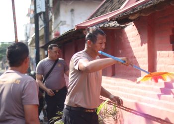 HUT Bhayangkara ke-78, Polres Ciko Gelar Kegiatan Bersih-bersih Tempat Ibadah