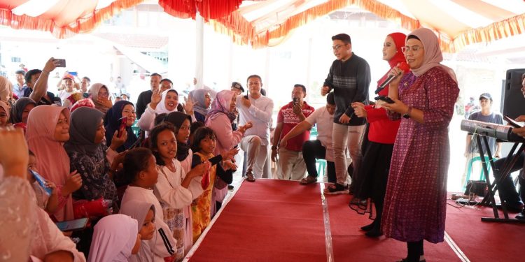 Bupati Nina Agustina Berbagi dan Makan Sate Bersama Masyarakat Indramayu
