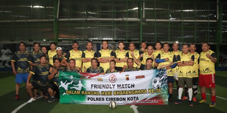 Polres Cirebon Kota Meriahkan HUT Bhayangkara ke-78 dengan Fun Futsal Bersama Jurnalis”