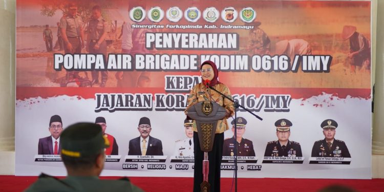 Bupati Indramayu Menyerahkan Mesin Pertanian Berupa Pompa Air