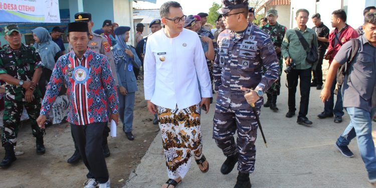 Danlanal Cirebon Hadiri Penyerahan Bantuan Alat Penangkapan Ikan Ramah Lingkungan