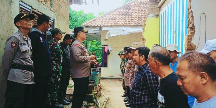 Peringati HUT Bhayangkara Ke 78, Polsek Lemahabang Beri Perhatian Khusus Rumah Tidak Layak Huni