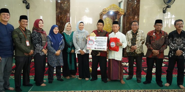 Bupati Nina Agustina Bantu Operasional Masjid dan Santini Anak Yatim Piatu 