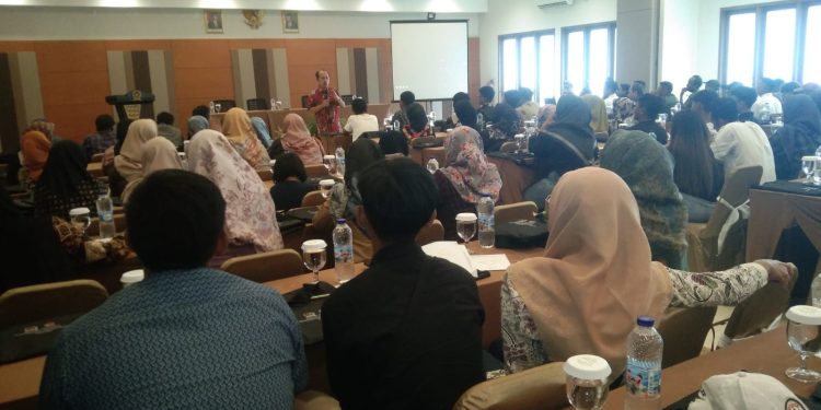Wakil Ketua Komisi II DPR RI Kerjasama Dengan Bawaslu Kuningan Sosialisasikan Tentang hak Dan Kewajiban Masyarakat