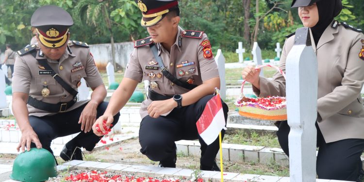 Peringati Hari Bhayangkara ke-78,vKapolres Ciko Ziarah dan Tabur Bunga di Taman Makam Pahlawan Kesenden