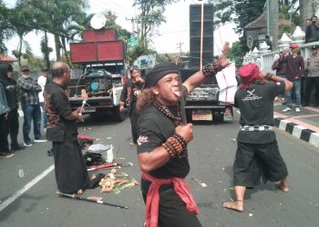 Aksi Debus Dan Teaterikal Dipertontonkan Di Depan Kantor Pemkab Kuningan, Gugah Penggunaan Anggaran