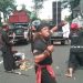 Aksi Debus Dan Teaterikal Dipertontonkan Di Depan Kantor Pemkab Kuningan, Gugah Penggunaan Anggaran