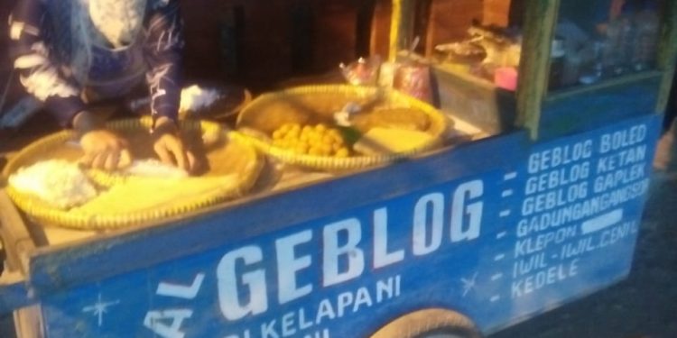 Hayu Kunjungi Warung Jajanan Tempo Dulu di Depan Makam Panembahan Losari