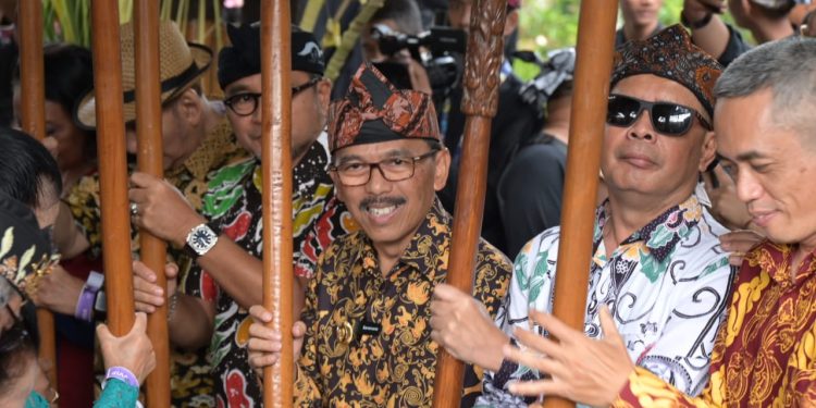 Beragam Sajian Dipertunjukan Pada Puncak Upacara Adat Seren taun 1957 Saka Sunda Di Paseban Tri Panca Tunggal Cigugur Kuningan