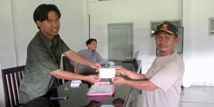 Pemdes Losari Kidul Serahkan Honor RT dan RW serta LPMD