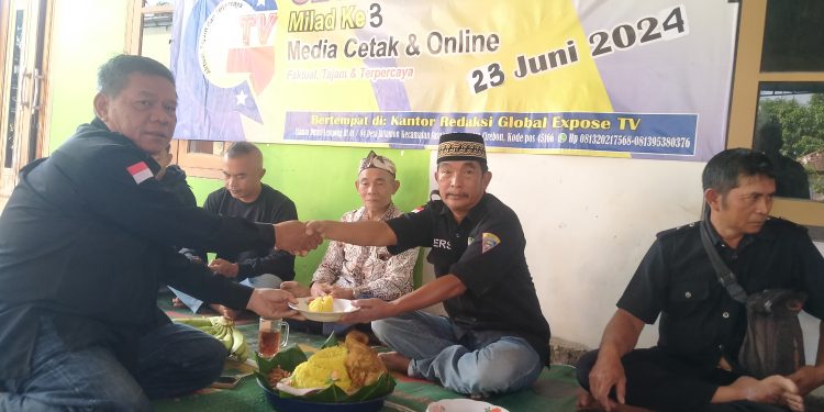 Peduli Terhadap Sesama, Milad Ke 3 Global Expose TV Tebar Ratusan Paket Sembako