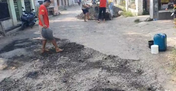 Kuwu Endi Perbaiki Jalan Kabupaten Rusak Di Desa Kalipasung