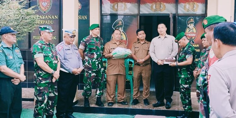 Sambangi Mako Polsek Lemahabang, Koramil 0620-10/Lemahabang Beri Kue Dan Tumpeng HUT Bhayangkara Ke 78