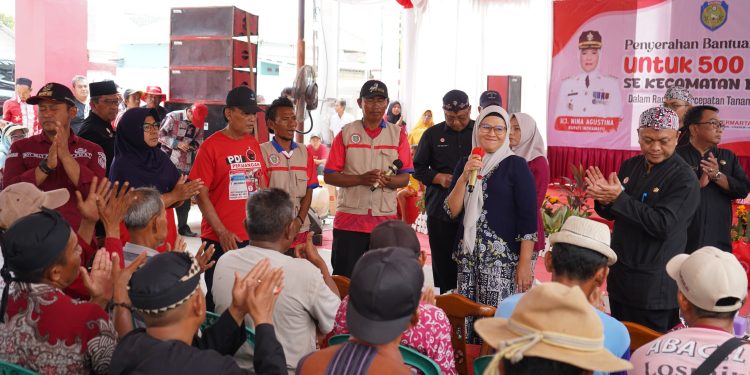 Wujudkan Pertanian Hebat, Bupati Nina Agustina Serahkan Benih Padi Kepada 500 Petani Kecamatan Losarang