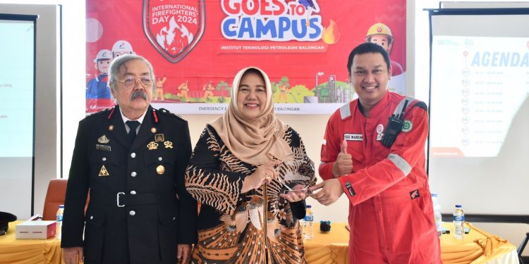 Goes to Campus, Pertamina RU VI Kenalkan Alat Pemadam di Kilang Balongan