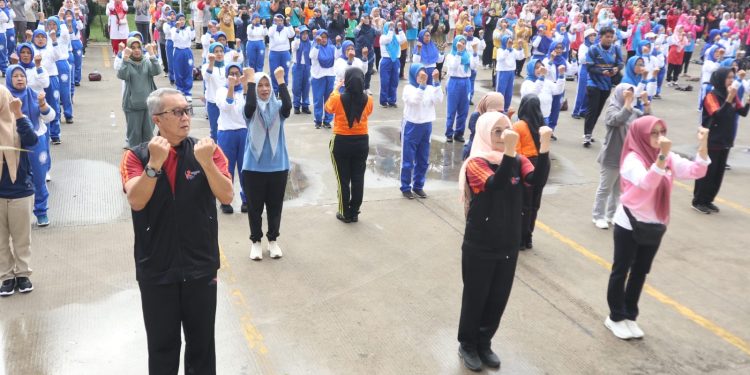 Pj Wali Kota Ikut Senam Ling Tien Kung dan Lepas Kontingen Porsenitas