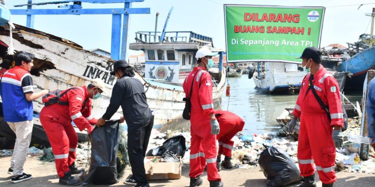 Peringati Hari Lingkungan Hidup, Pertamina RU VI Ikut Andil Bersihkan Muara Eretan