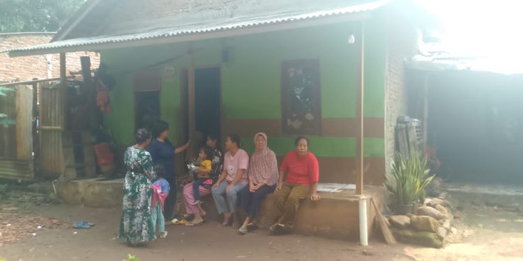 Breking News : Puluhan Warga Antusias Tunggu Kedatangan Pegi Setiawan 