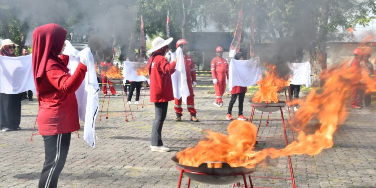 Cetak Rekor MURI, Ratusan Ibu-ibu Ikuti Pemadaman Api Serentak di Pertamina RU VI Balongan