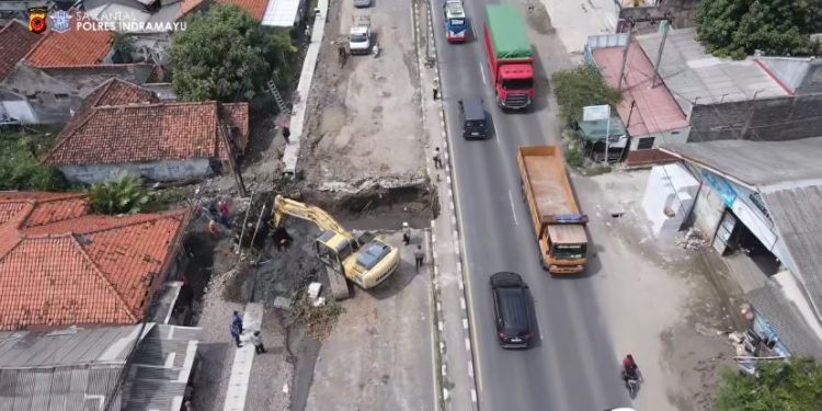 Perbaikan Gorong-gorong di Pantura Indramayu, Polisi Berlakukan Rekayasa Contraflow