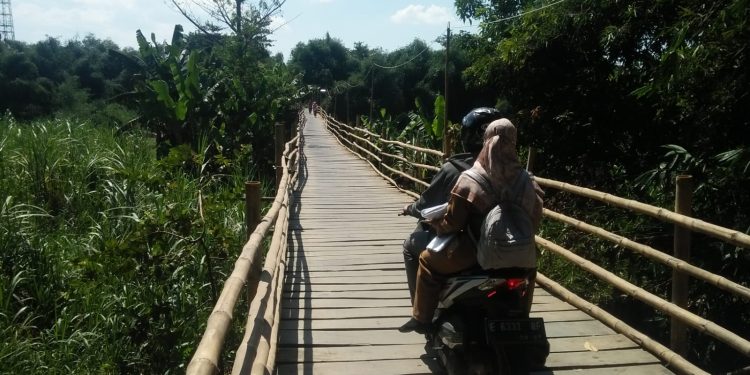 Masyarakat Pengguna Kendaraan Roda Dua Minta di Bikin Jembatan Permanen Penghubung 2 Kecamatan Agar Aktivitas Lancar