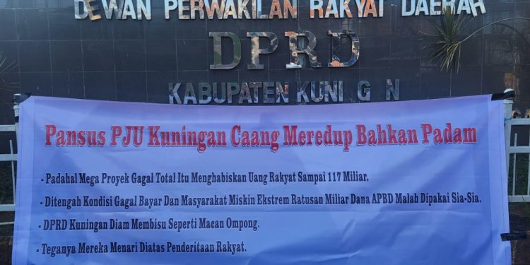 Spanduk Terbentang Di Halaman Kantor Wakil Rakyat, Meminta Polisi Dan Kejari Proses Kasus Kuningan Caang usai Pansus DPRD