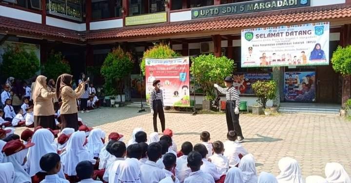 Pelajar Indramayu Ceria di Hari Pertama Sekolah