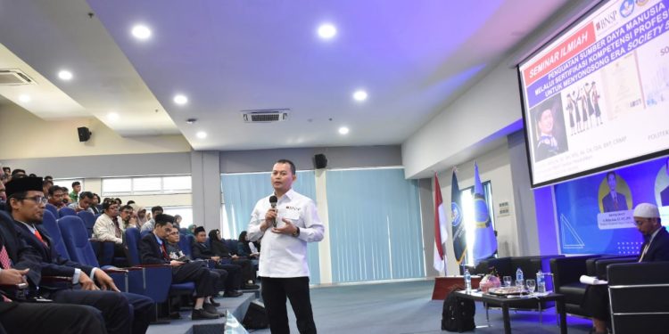 Seminar Ilmiah Polindra, Prof Amilin: BNSP Mendorong Peran LSP Polindra 