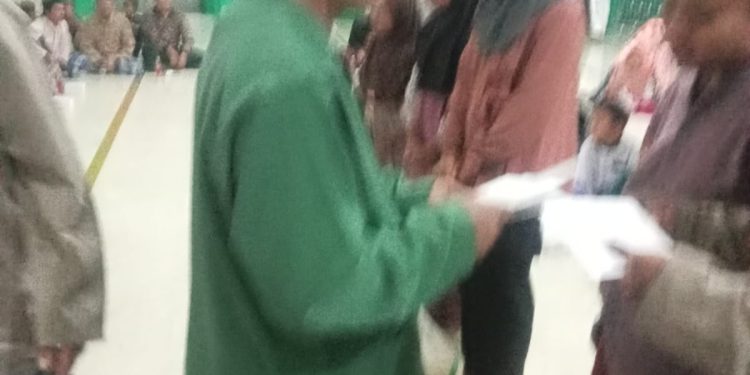 Peringati 10 muharam 1446 H, Mesjid Jami Darusalam Desa Dukuh Widara Adakan Santunan Anak Yatim