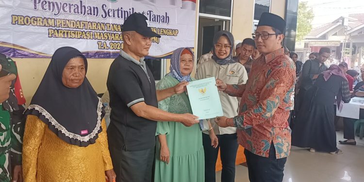 Kuwu Desa Susukan Bagikan Sertifikat Tanah Tahap Kedua Sebanyak 406 Sertifikat Diserahkan Secara Gratis