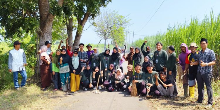 Pemdes Kaligawe Wetan Bersama Mahasiswa KKN UIN Siber Syekh Nurjati Cirebon Bersihkan Jalan