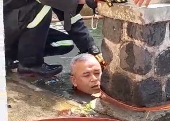 Air Jernih Tiba Tiba Muncul Di Jalan Siliwangi, Damkar Kuningan Bertindak