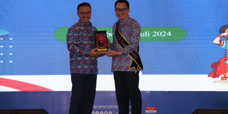 Kabupaten Cirebon Terima Penghargaan Bapak dan Ibu Asuh Anak Stunting di Harganas ke-31