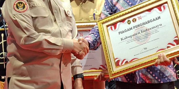 Wujudkan Desa Siap Siaga, Bupati Indramayu Diganjar BNPT Award