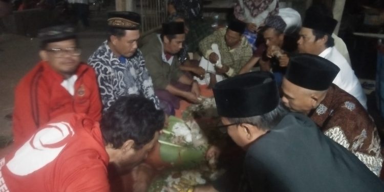 Berdoa Dan Tahlil Bersama Iringi Syukuran Sedekah Laut Desa Tawangsari 