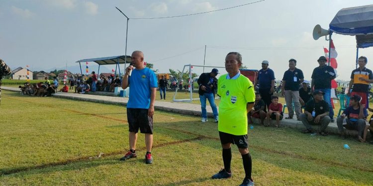 Peringati HUT RI ke 79 Pemdes Sende Buka Dengan Turnamen Sepakbola Dilapangan Mahameru