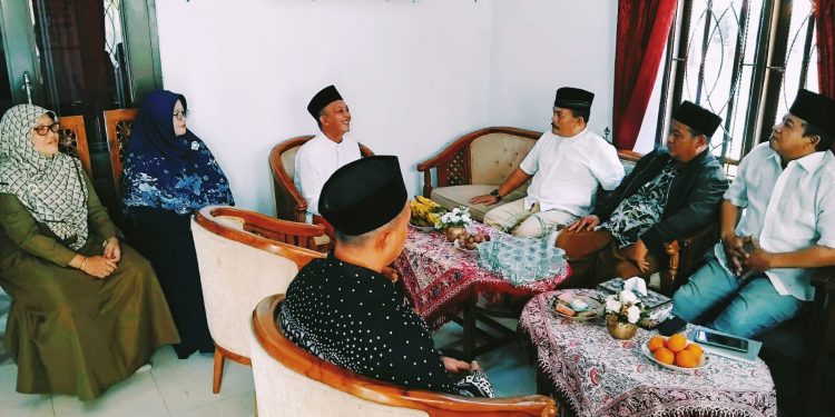 Bersilaturahmi Ke Sesepuh, Kang Suharso Kunjungi Pondok Pesantren Madinatunnajah Kalimukti