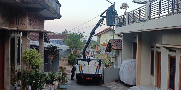 Terangi Jalan, Dishub Kabupaten Kuningan Realisasikan Lagi PJU di Desa Sangkanerang 