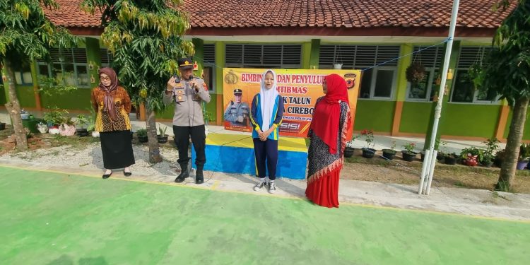 Kapolsek Talun Sambangi SMPN SATAP Talun, Berikan Binluh untuk Cegah Kenakalan Remaja