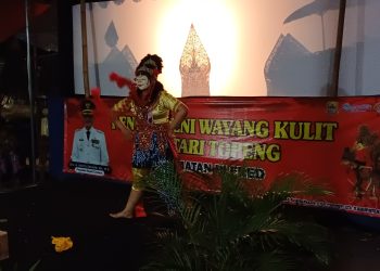 Antusiasme Warga Plered Meriahkan Pentas Seni Wayang Kulit dan Tari Topeng