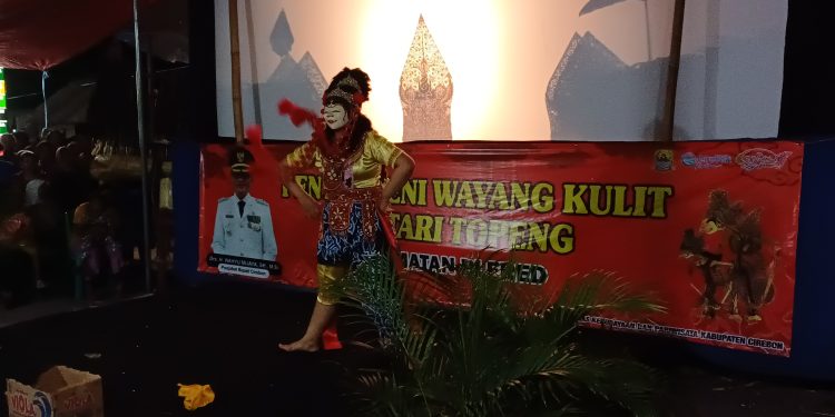 Antusiasme Warga Plered Meriahkan Pentas Seni Wayang Kulit dan Tari Topeng