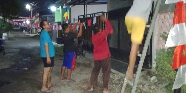 Kompak, Warga RT 03 RW 10 Perumahan Telaga Cempaka Permai Sambut HUT Kemerdekaan RI ke 79 Dengan Pasang Bendera di seluruh Lingkungan
