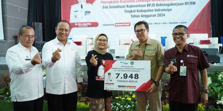 Bupati Nina Agustina Proteksi 7.948 RT/RW Dengan BPJS Ketenagakerjaan