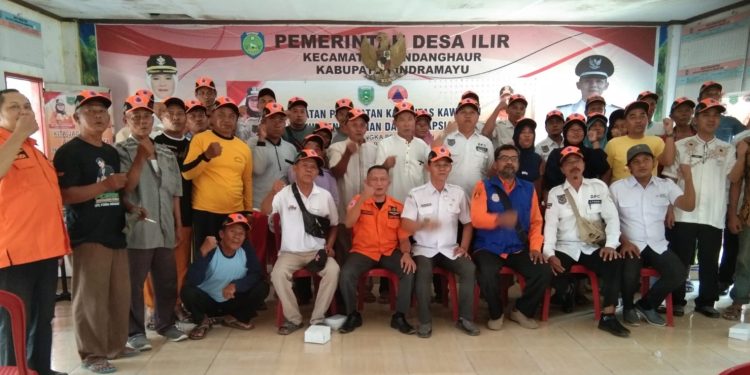 Pemdesa Ilir Bersama BNPB Tangani Banjir di Pesawahan