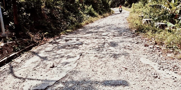 Dua Ruas Jalan Kabupaten di Desa Sangkanerang Rusak Parah, Wajah Kesenjangan Pembangunan Infrastruktur di Kabupaten Kuningan