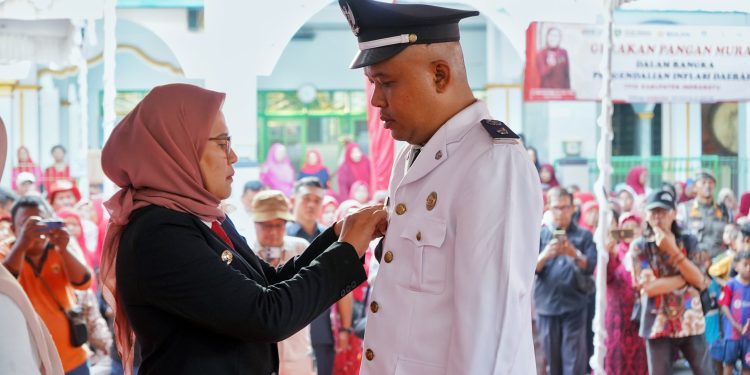 Kukuhkan Kuwu Cangkingan, Bupati Nina Agustina Disambut Ribuan Warga