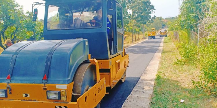 Gelar Hotmix, Paket Pekerjaan Jalan Sedong Lor – Karangwuni Bakal Rampung