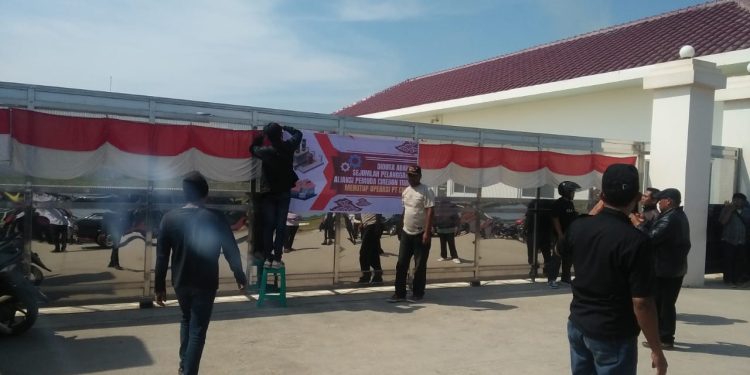Ratusan Masyarakat Cirebon Timur Dengan Aliansi Pemuda Cirebon Timur Pasang Spanduk Dalam Aksi Damai PT Chinli 2 Internasional Footwears Materials Indonesia