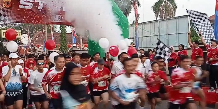 Ratusan Pelari Ramaikan Marathon Polresta Cirebon 5K: Kapolresta dan Pj Bupati Cirebon Turut Berlomba dalam Perayaan Kemerdekaan RI