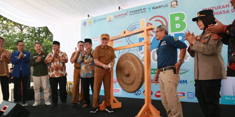 Pemda Kabupaten Cirebon Buka 1.800 Lowongan Kerja untuk Lulusan SMA, Optimis Serap Tenaga Kerja Lokal